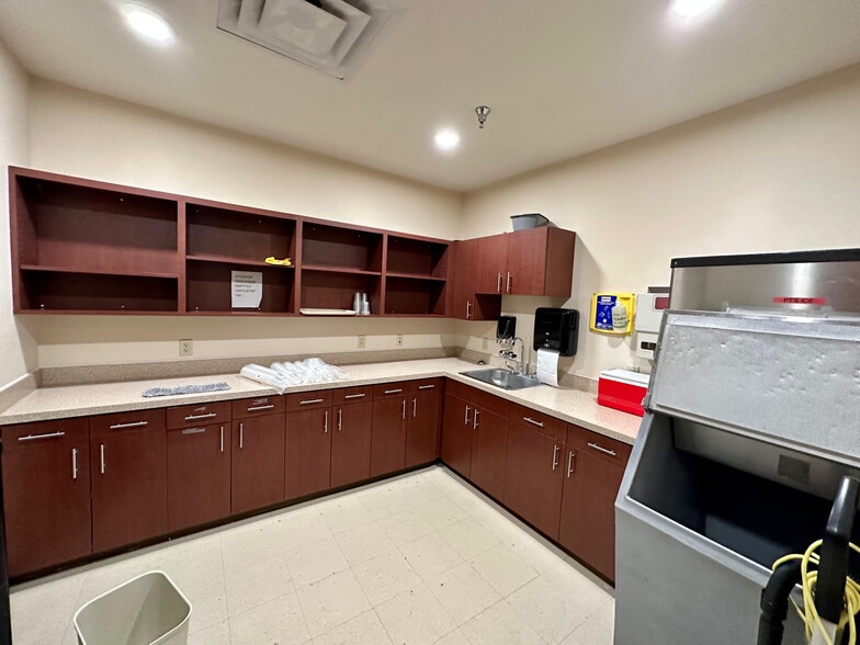 More Photos Of 6900 Wolflin Ave, Amarillo Healthcare For Sale