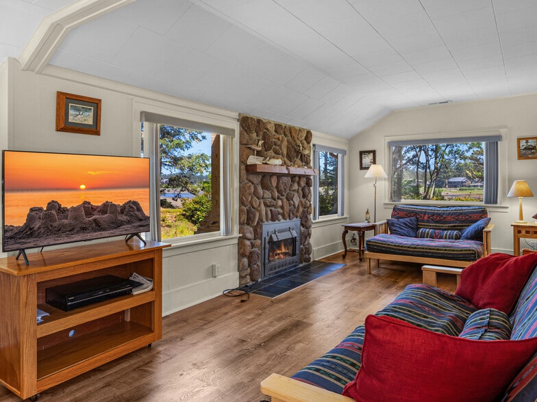 More Photos Of 2624 Neawanna St, Seaside Specialty For Sale