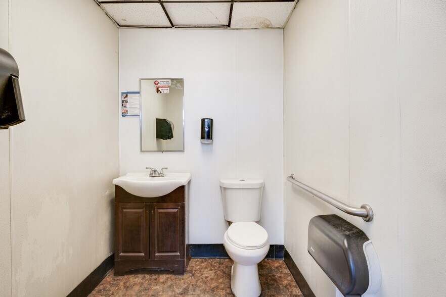 More Photos Of 1136 Central Fwy, Wichita Falls Service Station For Sale
