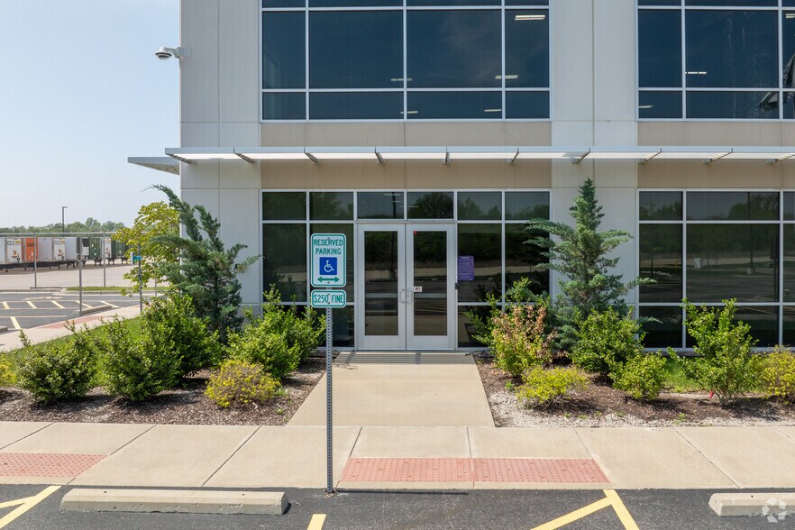 More Photos Of 3919 Lakeview Corporate Dr, Edwardsville Distribution For Lease