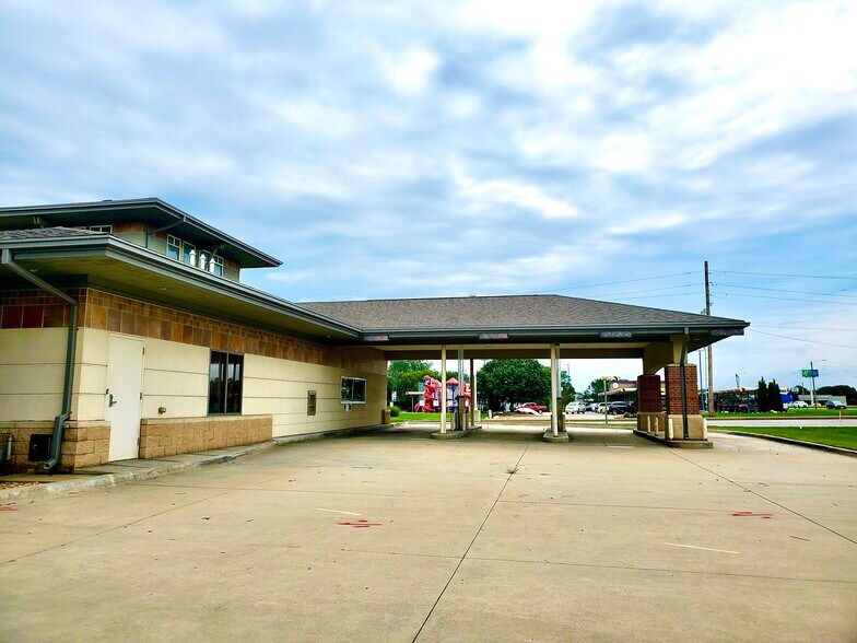 More Photos Of 801 NW 25th St, Topeka Bank For Sale