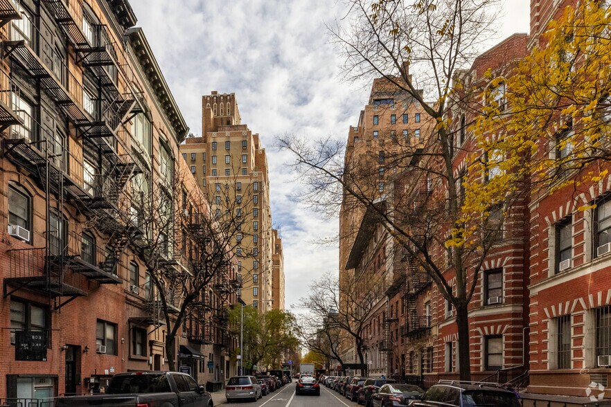 More Photos Of 201 W 16th St, New York Apartments For Lease