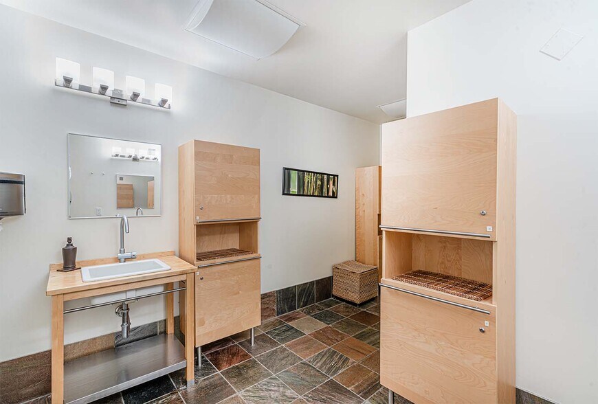 More Photos Of 8911 Lakewood Dr, Windsor Medical For Lease