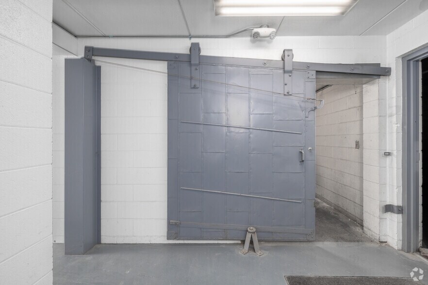 More Photos Of 1515 Ellis St, Waukesha Manufacturing For Sale