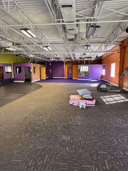 More Photos Of 401 Louviers Dr, Newark Unknown For Lease