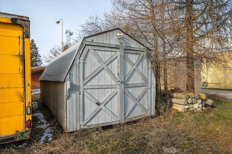 More Photos Of 120-124 E Crawford St, Deer Park Freestanding For Sale