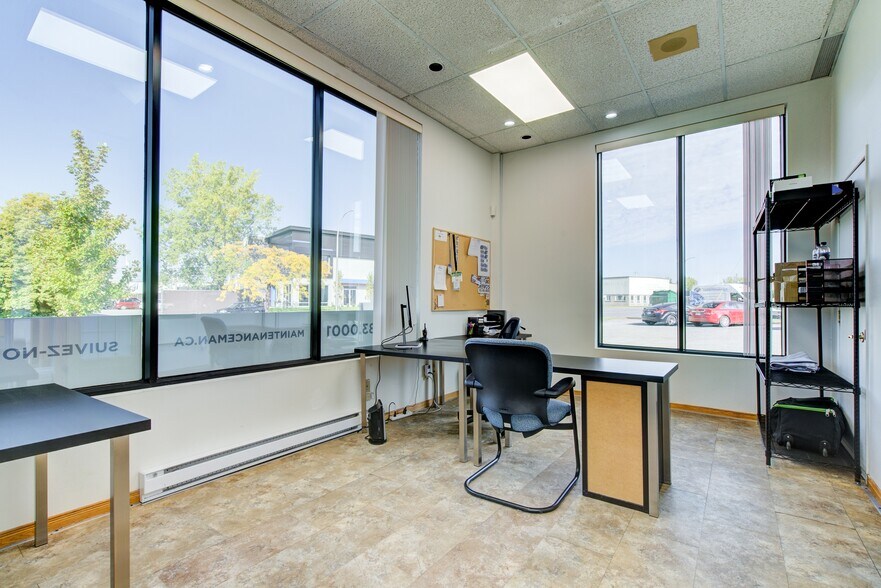 More Photos Of 10 Rue Industrielle, Delson Warehouse For Sale