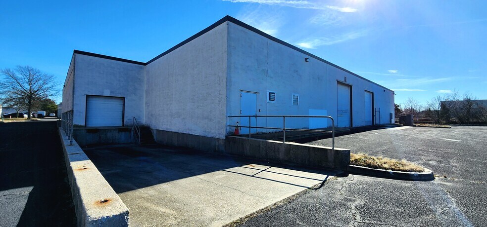 More Photos Of 70 Air Park Dr, Ronkonkoma Manufacturing For Lease