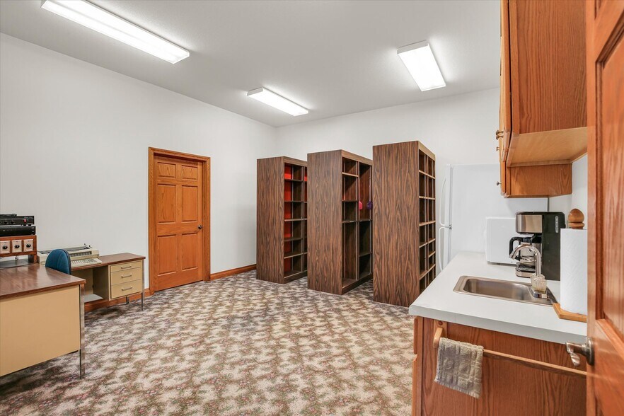 More Photos Of 606 W Oak St, Fairbury Office For Sale