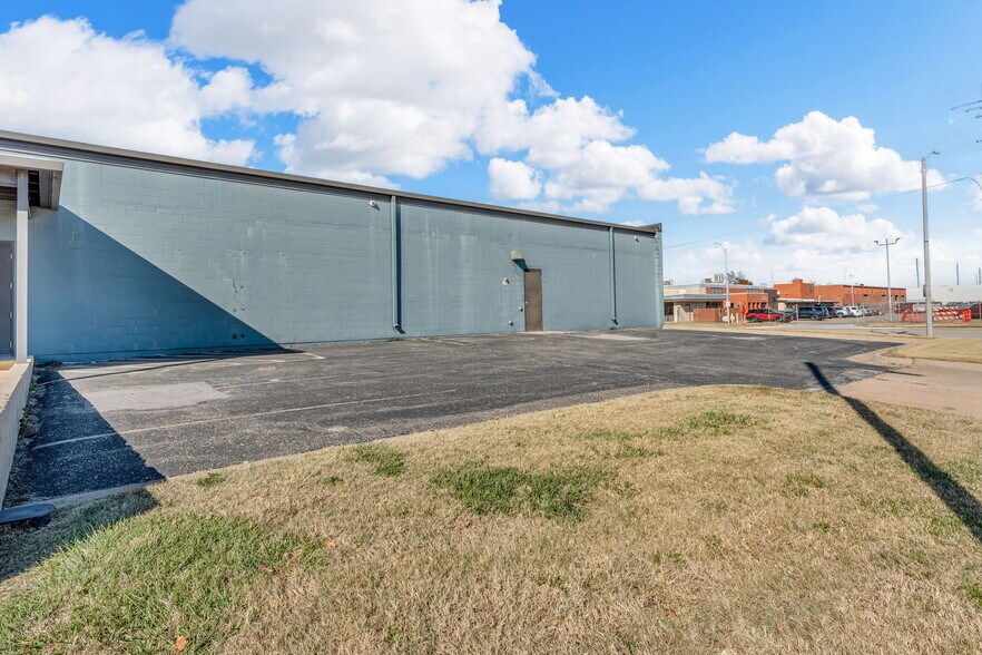 More Photos Of 400 SE Jefferson St, Topeka Flex For Sale