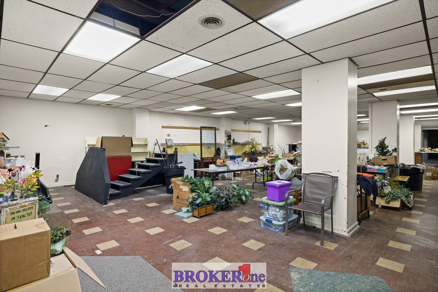 More Photos Of 225 N Wolcott St, Casper Flex For Sale