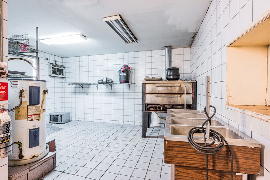 More Photos Of 1026-1038 Chestnut St, Bowling Green Restaurant For Sale