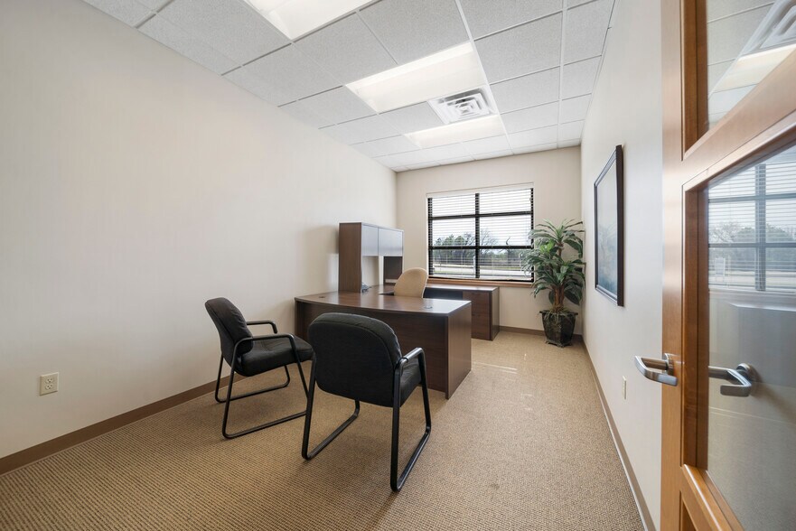 More Photos Of 7447 Riverside Pky, Tulsa Bank For Lease