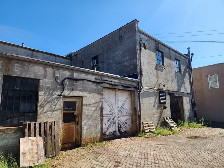 More Photos Of 414 Brookstown Ave, Winston-Salem Warehouse For Sale