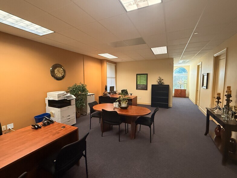 More Photos Of 411-421 E Betteravia Rd, Santa Maria Office Residential For Lease