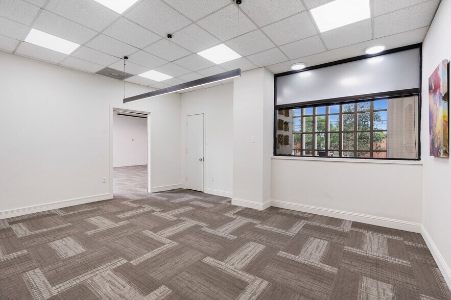 More Photos Of 702 N Thompson St, Conroe Office For Lease