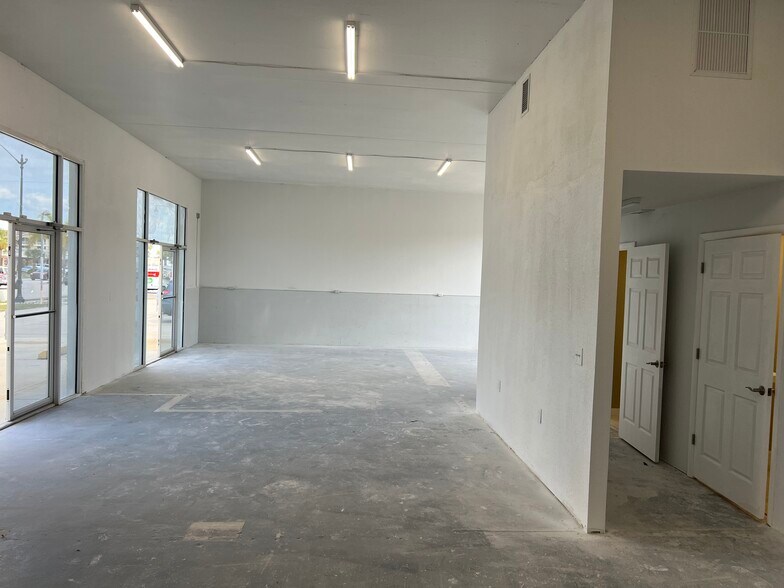 More Photos Of 448 E Venice Ave, Venice Freestanding For Lease