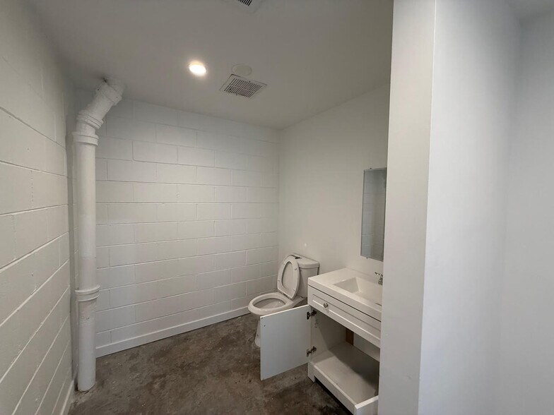More Photos Of 3601-3605 E 8th St, Los Angeles Distribution For Sale