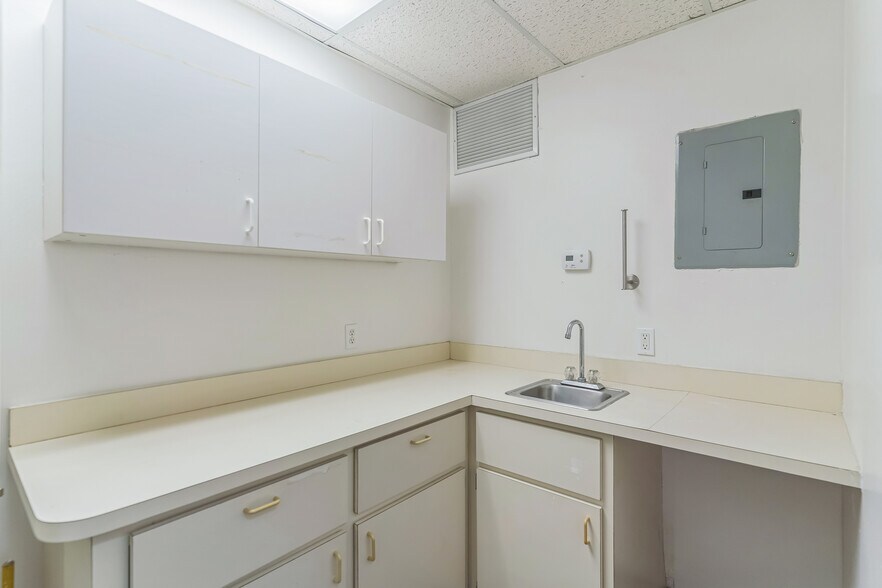 More Photos Of 210 N Westmonte Dr, Altamonte Springs Medical For Lease