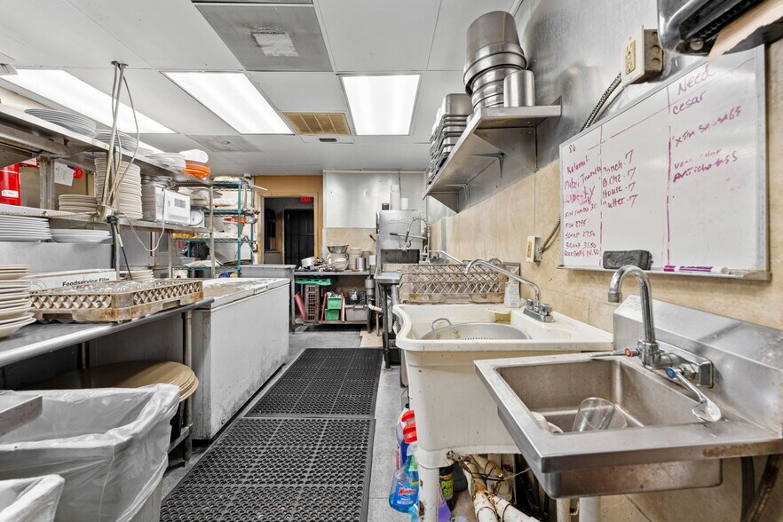 More Photos Of 7390 Shoal Line Blvd, Weeki Wachee Specialty For Sale