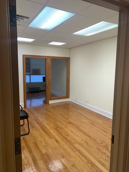 More Photos Of 3189 Steinway St, Astoria Storefront Retail Office For Lease