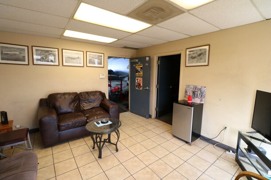 More Photos Of 374 Norfolk St, Aurora Warehouse For Sale