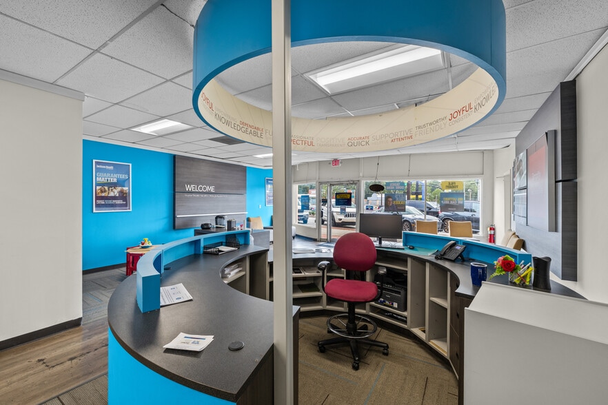 More Photos Of 3182 Glenwood Rd, Decatur Storefront For Sale