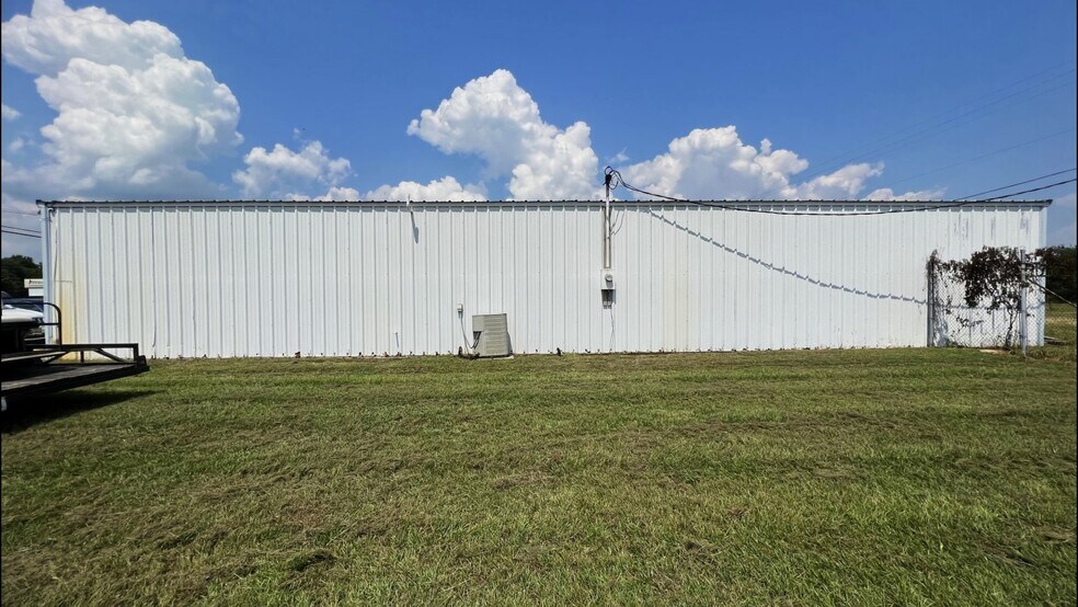 More Photos Of 2618 W Main St, Gun Barrel City Storefront For Sale