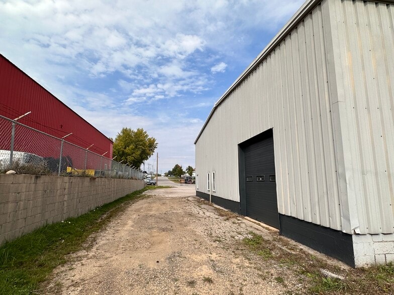 More Photos Of 3945 S Blue Star Dr, Traverse City Service For Lease