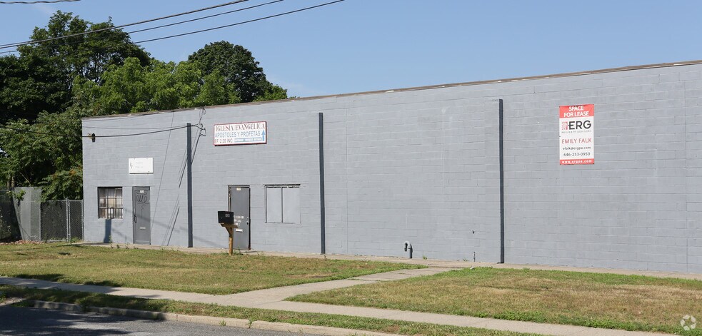 More Photos Of 30 Grove Ave, Patchogue Warehouse For Lease