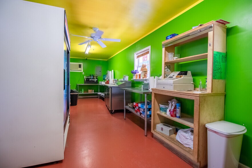 More Photos Of 518 Mill Ave, Conroe General Retail For Sale