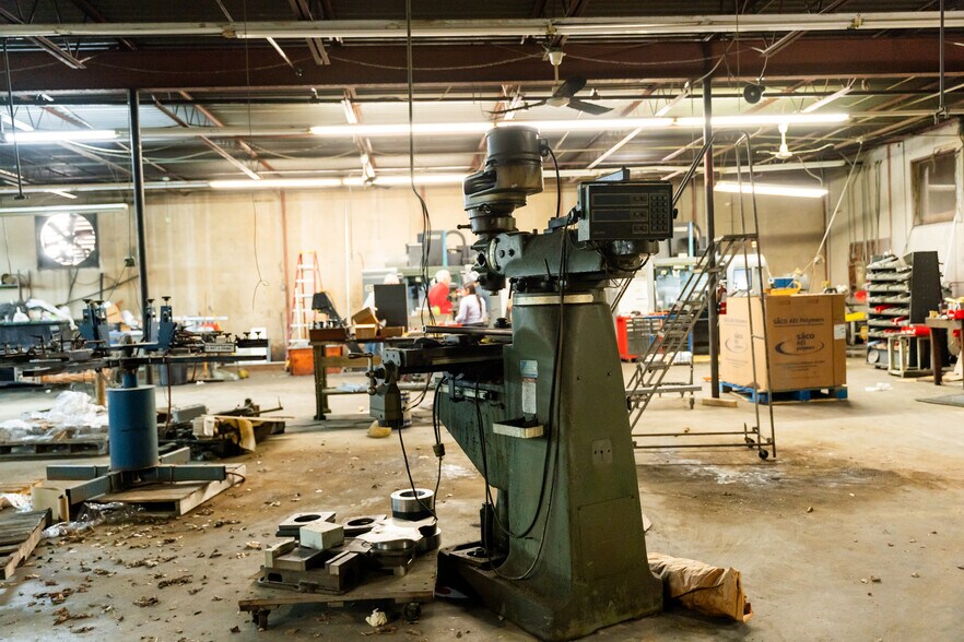 More Photos Of 1630 N Interstate 35 E, Lancaster Flex For Sale