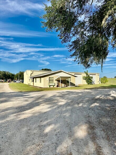 More Photos Of 465 E Collins St, Umatilla Light Manufacturing For Lease