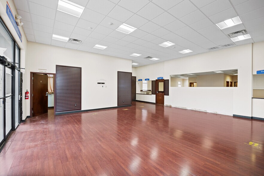 More Photos Of 1495 E 10th St, Jeffersonville Drugstore For Sale