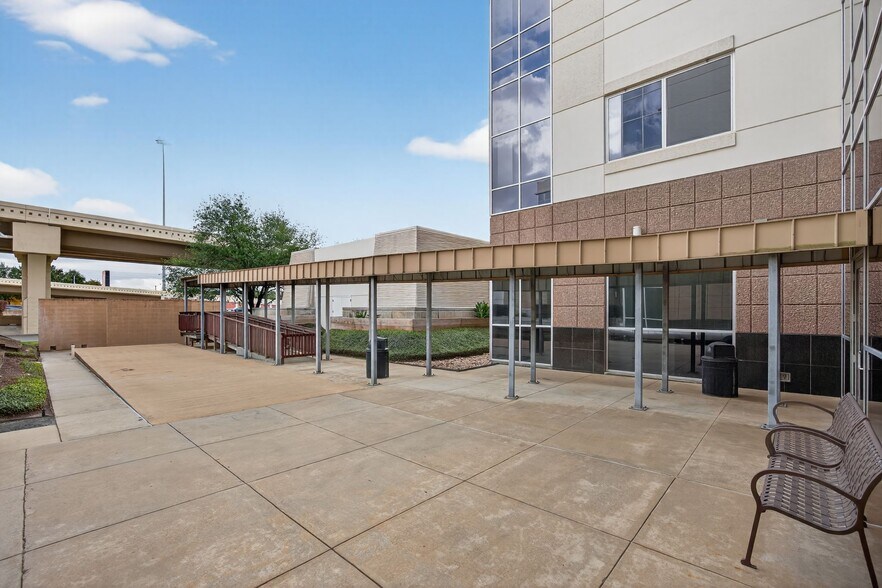 More Photos Of 5420 West Loop S, Bellaire Medical For Lease