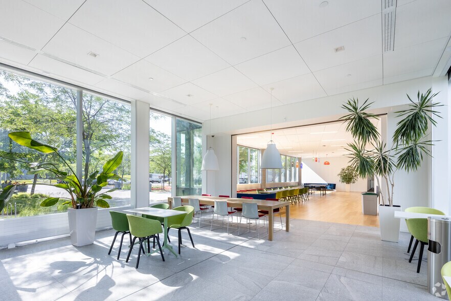 More Photos Of 8275 Rte Transcanadienne, Saint-Laurent Unknown For Lease