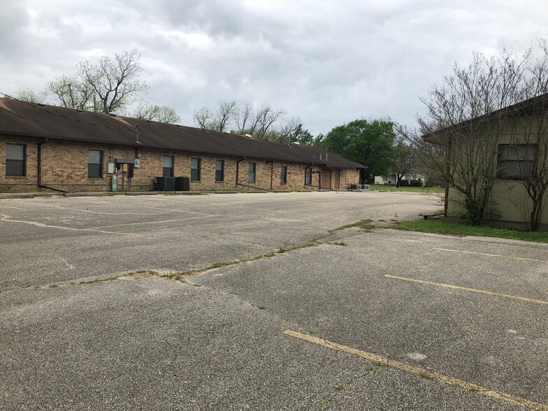More Photos Of 602 W 12th St, Taylor Office For Lease