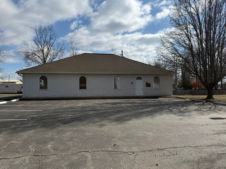 More Photos Of 1704 N Holmes Dr, Marion Office For Sale