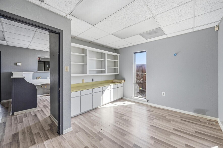 More Photos Of 216 Dalton Dr, DeSoto Office For Lease