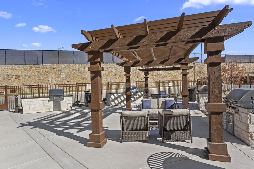 More Photos Of 900 Cinema Dr, Hudson Oaks Apartments For Lease