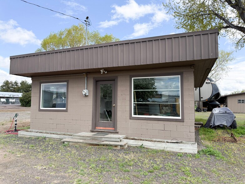 More Photos Of 972 S Main St, Prineville Flex For Sale