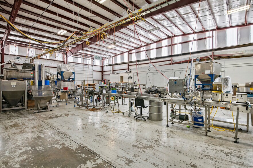 More Photos Of 97 S Red Willow Rd, Evanston Manufacturing For Lease