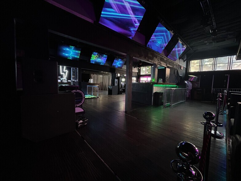 More Photos Of 35 NW 3rd Ave, Portland Bar For Sale