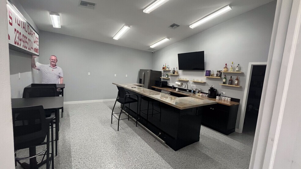 More Photos Of 11170 Summerlin Square Dr, Fort Myers Beach Office For Sale