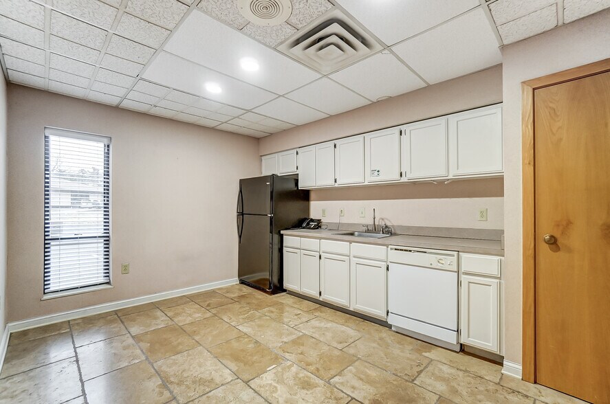 More Photos Of 47 E Wilson Bridge Rd, Columbus Office For Lease