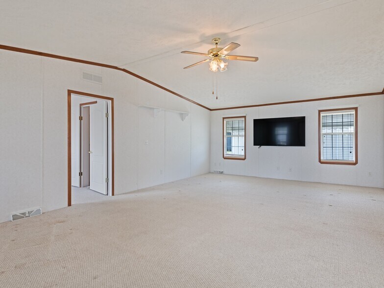 More Photos Of 25 Lester Ln, Waynesville Flex For Sale