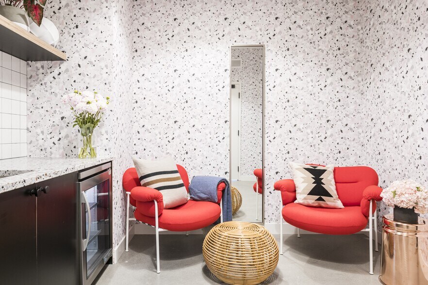 More Photos Of 21255 Burbank Blvd, Woodland Hills Office For Lease