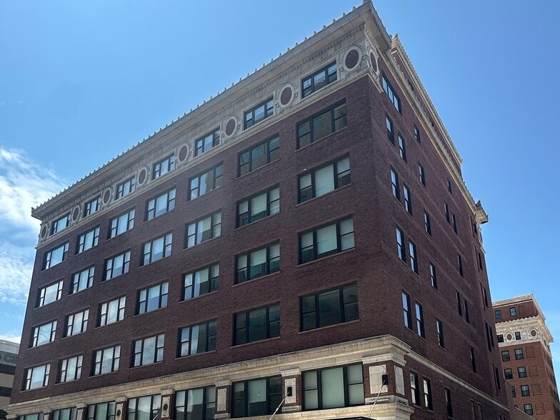 More Photos Of 102 W 2nd St, Davenport Office For Lease
