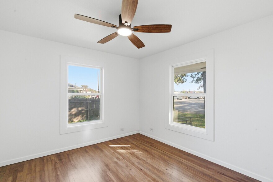 More Photos Of 112 W Akard St, Weatherford Flex For Sale