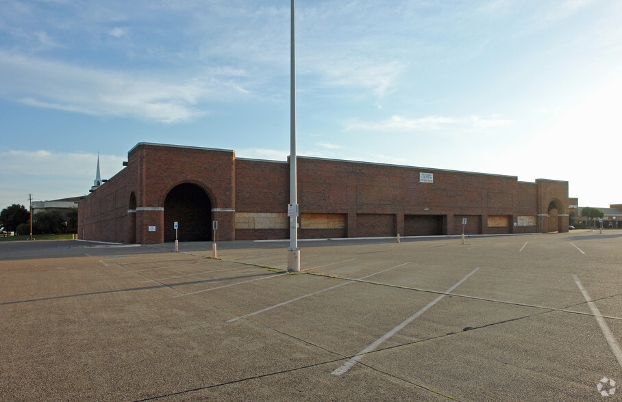 More Photos Of 4041 W Wheatland Rd, Dallas Unknown For Lease